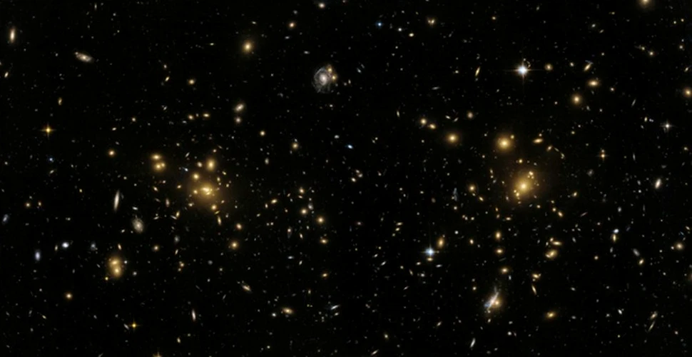 Astronomii au observat un ”pod radio” creat de fuziunea a două clustere galactice