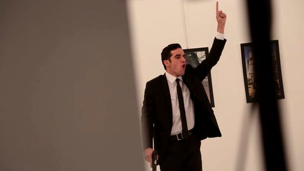 Fotografia ”live” a unui asasinat a fost desemnată Fotografia anului 2016