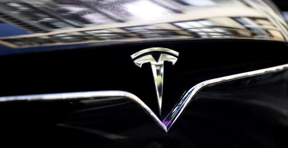 Elon Musk explică că maşinile Tesla vor putea „vorbi” cu pietonii