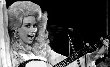 Dolly Parton, „Păpușa Blondă” a muzicii country: Cum și-a transformat imaginea publică într-o strategie de carieră