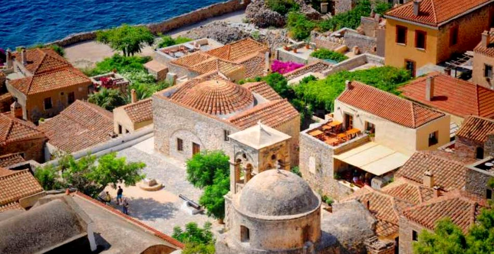 „Corabia de piatră” – insula grecească cu un secret inedit şi peisaje de poveste