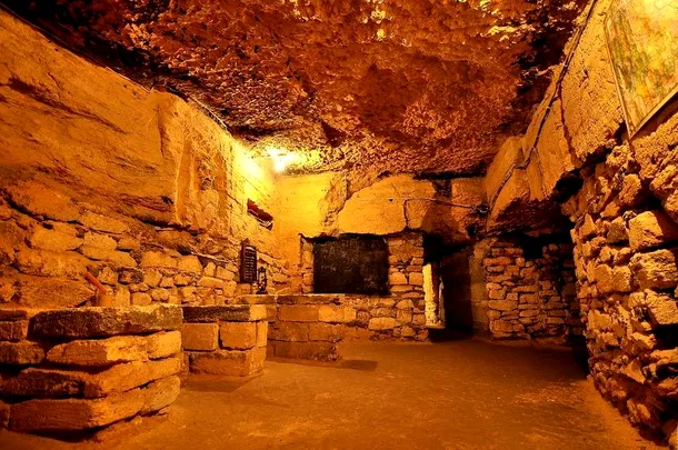 Catacombele din Odesa, cea mai mare reţea de tuneluri subterane din lume