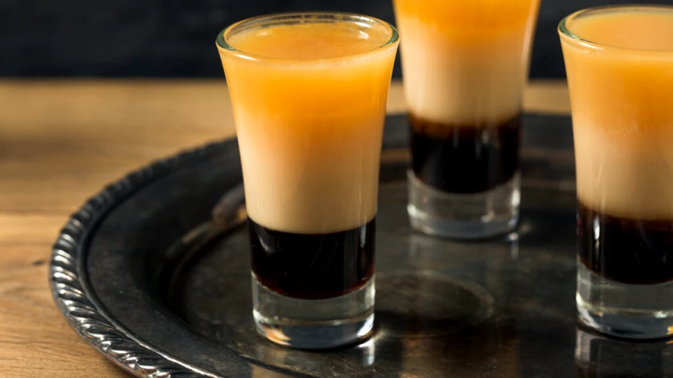 Cum a apărut obiceiul de a lovi paharul de masă înainte de a bea?