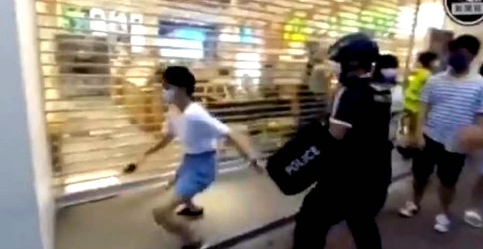 O fată de 12 ani, trântită la pământ și arestată. Poliția din Hong Kong a fost intens criticată
