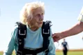 O femeie în vârstă de 104 ani a sărit cu parașuta, a doborât un record și apoi a murit