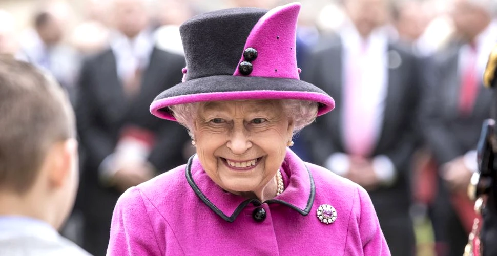 Secretele Reginei Elisabeta a Marii Britanii: Deţine un cont de Facebook secret, iPad şi smartphone la vârsta de 91 de ani