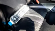 De ce o sticlă de apă lăsată în mașină poate fi periculoasă?