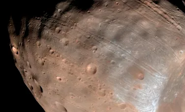 Fenomen unic în Sistemul Solar. Şanţurile de pe Phobos, luna lui Marte, au fost cauzate de rostogolirea rocilor