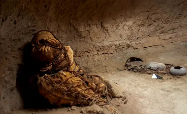 O mumie veche de mai bine de 800 de ani, legată cu frânghie, îi surprinde pe arheologi