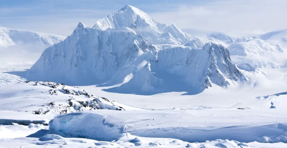 Relieful ciudat descoperit sub gheaţa din Antarctica. Pe aceşti munţi apa curge în sus (FOTO)