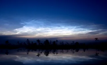 Un fenomen atmosferic rar cândva devine tot mai frecvent: de ce apar tot mai des nori luminiscenţi pe cerul nopţii?