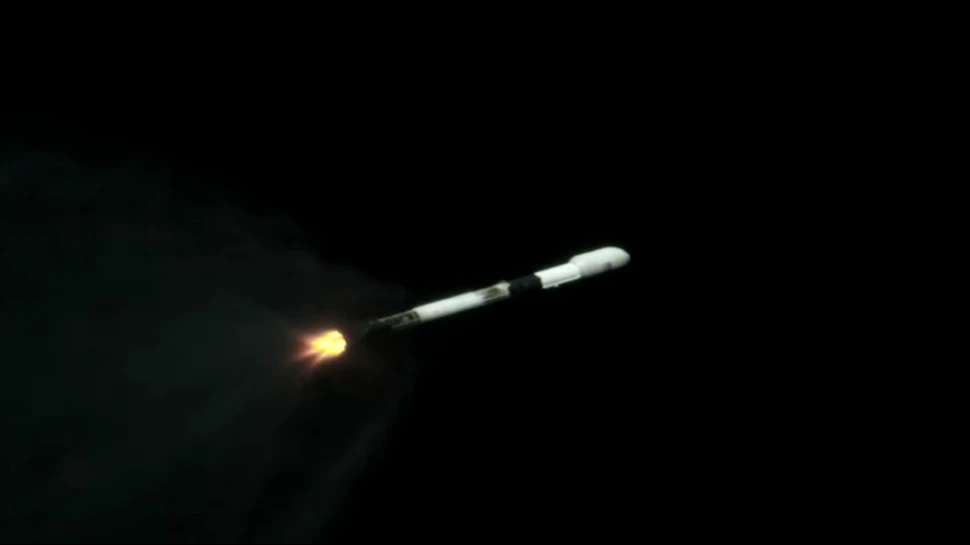 Imagini uimitoare arată racheta SpaceX Falcon 9 într-un moment critic al lansării