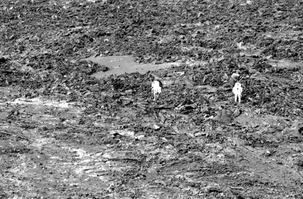 Decembrie 1970: astronauţii urmează cursuri de pregătire în geologie, în peisajul „selenar” din Hawaii.