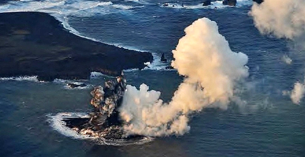 O nouă insulă a apărut fumegând în Oceanul Pacific. Filmările au surprins o erupţie spectaculoasă (FOTO/VIDEO)