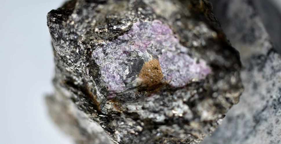 Dovezi ale vieții antice, găsite într-un rubin pentru prima oară. Conține carbon-12 de origine organică