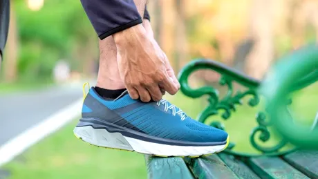 (P) Stil și confort sporit – de ce sunt adidașii Hoka noul trend al modei?