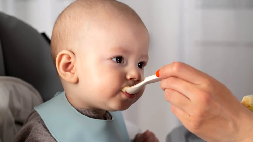 Studiu alarmant: Mâncarea pentru bebeluși, prea bogată în zahăr și săracă în nutrienți