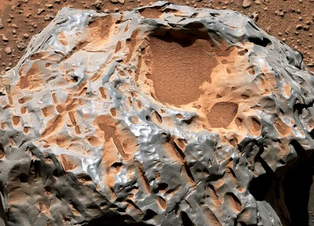 Roverul Curiosity a găsit un meteorit foarte rar pe Marte, iar cercetătorii l-au numit „Cacao”