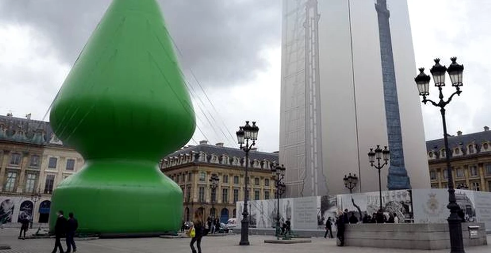 Sculptura controversată din Paris a fost vandalizată. Mulţi spun că semăna cu o jucărie erotică
