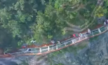 Cea mai spectaculoasă pasarelă din lume. Cum arată construcţia realizată la 1.500 de metri înălţime