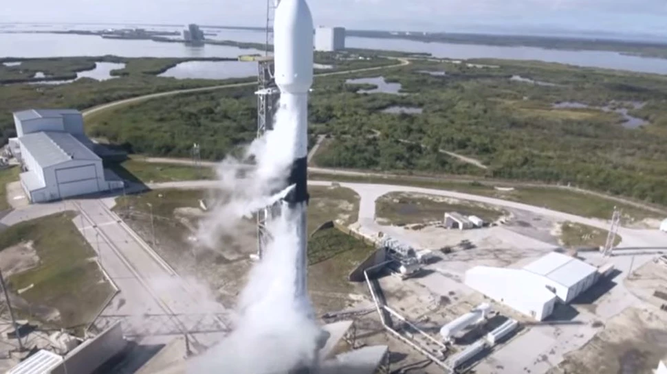 SpaceX a lansat în spaţiu alţi 60 de sateliţi pentru reţeaua de internet global Starlink. A avut însă probleme cu primul etaj al rachetei – VIDEO