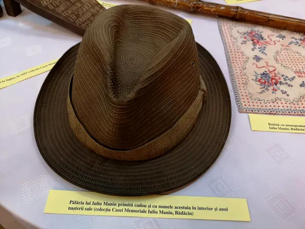Expoziţie cu ocazia Centenarului la Cluj: bastonul, pălăria şi batistele cu monogramă ale lui Iuliu Maniu