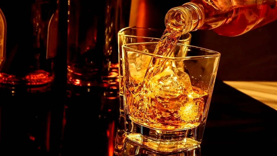 Cocktail-ul cu diamante comestibile este servit într-un bar din londra