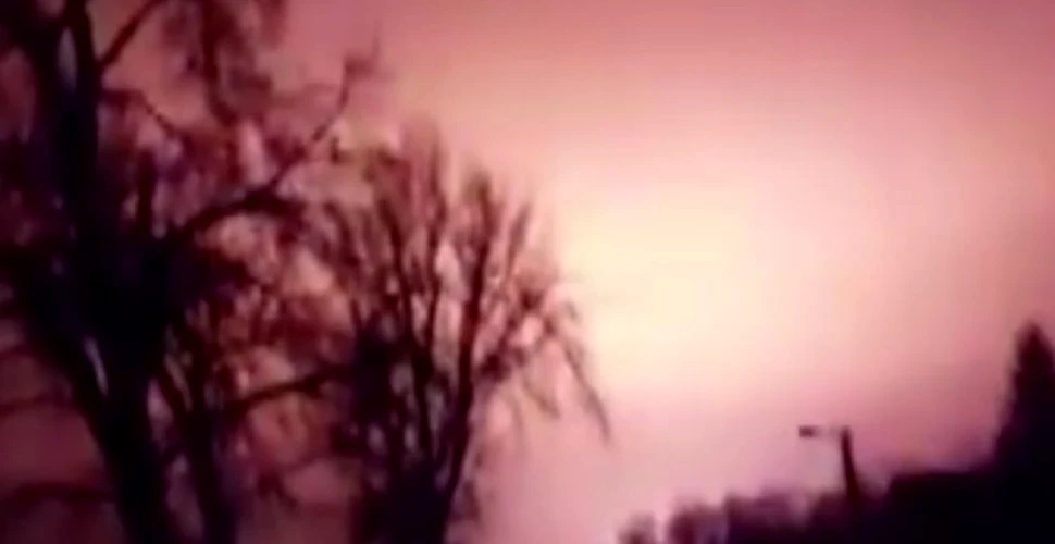 Fenomen INEXPLICABIL într-un oraş din România: cerul a fost cuprins de o lumină roşie-VIDEO