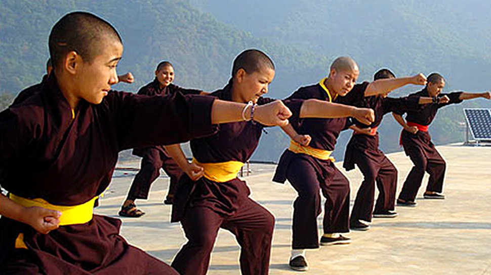 Calugaritele din Nepal s-au apucat de Kung Fu