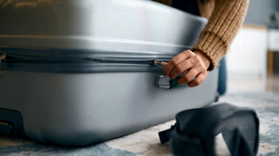 O femeie a fost condamnată la închisoare pe viață după ce și-a închis iubitul într-o valiză