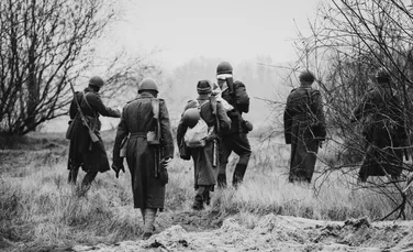Soldați sovietici, transformați de extratereștri în stâlpi de piatră. Adevăr sau ficțiune?
