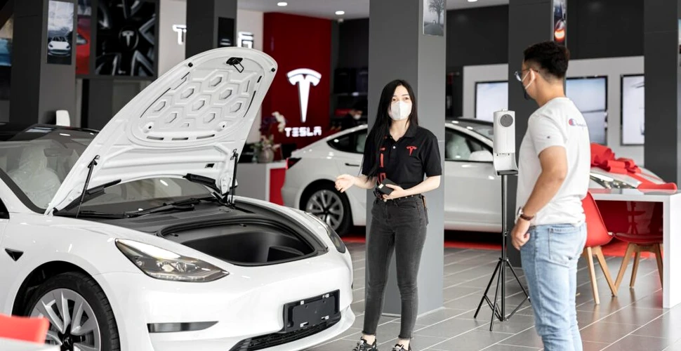 Tesla vrea să folosească tehnici din Formula 1 pentru a oferi reparații în mai puțin de o oră „cât mai des posibil”