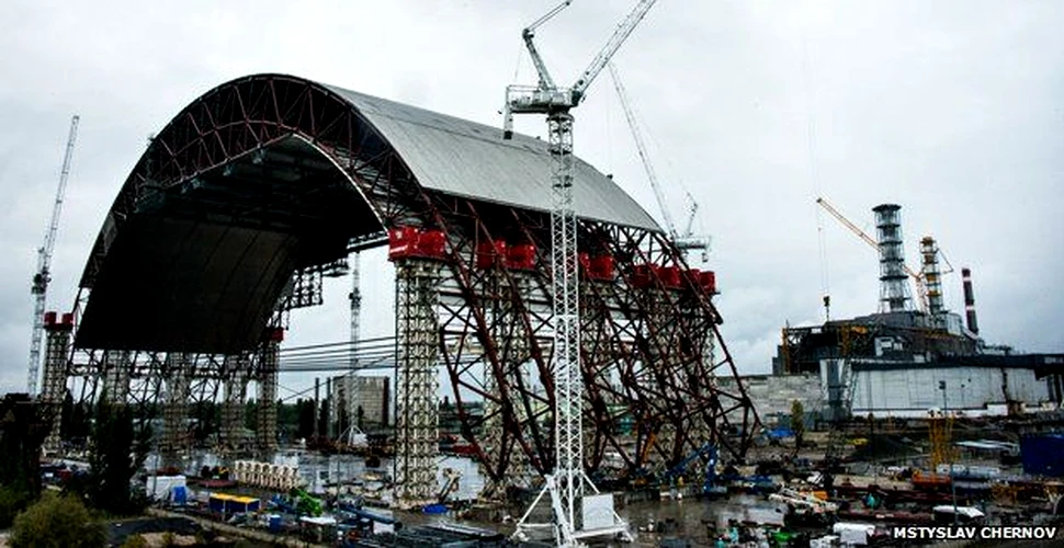 Cum arată noul dom de oţel al reactorului avariat de la centrala nucleară de la Cernobîl. E mai înalt decât Statuia Libertăţii şi de 3 ori mai greu decât Turnul Eiffel