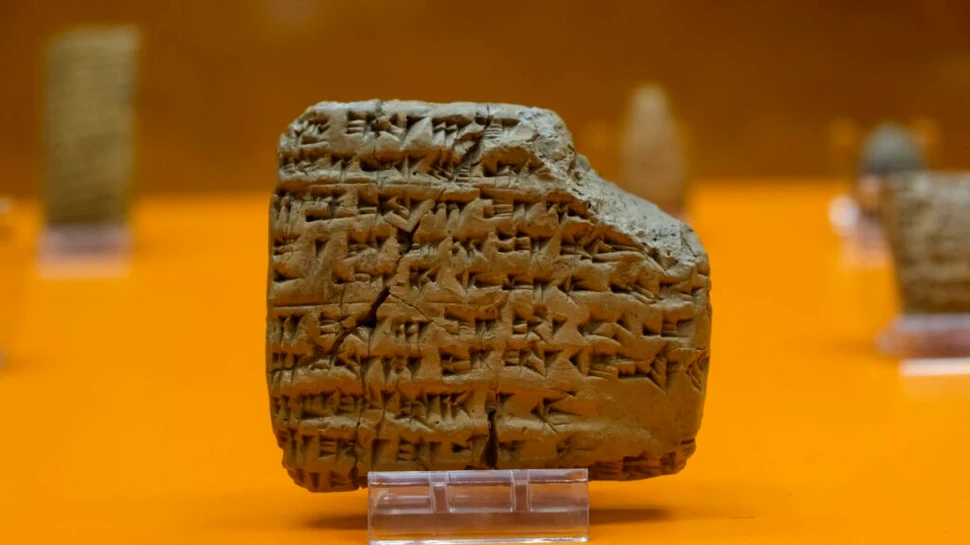 Cine a inventat alfabetul? Drumul literelor de la hieroglifele egiptene la alfabetul latin