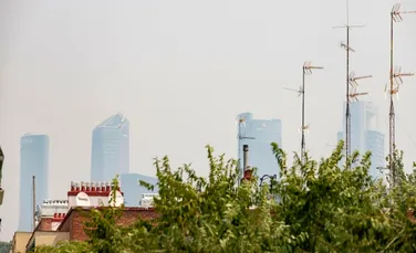 Un incendiu de vegetație a învăluit în fum zgârie-norii din Madrid
