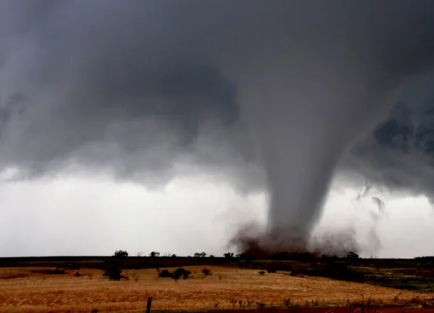 Povestea omului care a rămas captiv în interiorul unei tornade și a scăpat cu viață