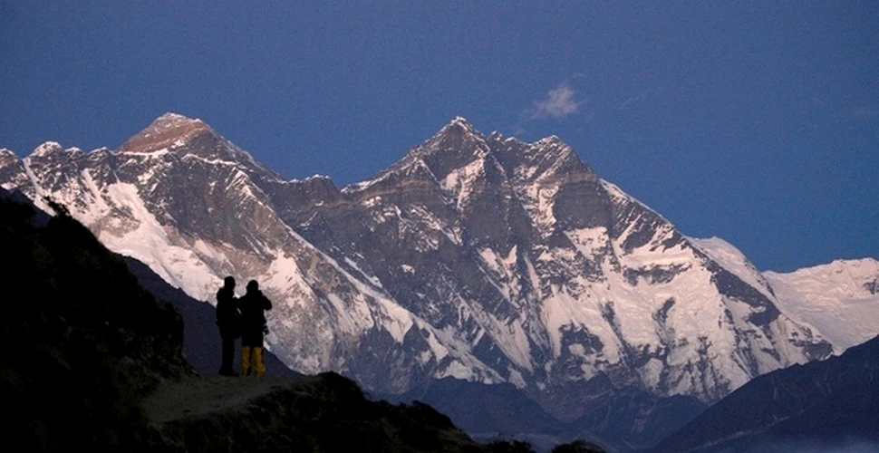 Un nou record de escaladare a Everestului. Timpul incredibil în care un spaniol a cucerit cel mai înalt munte din lume