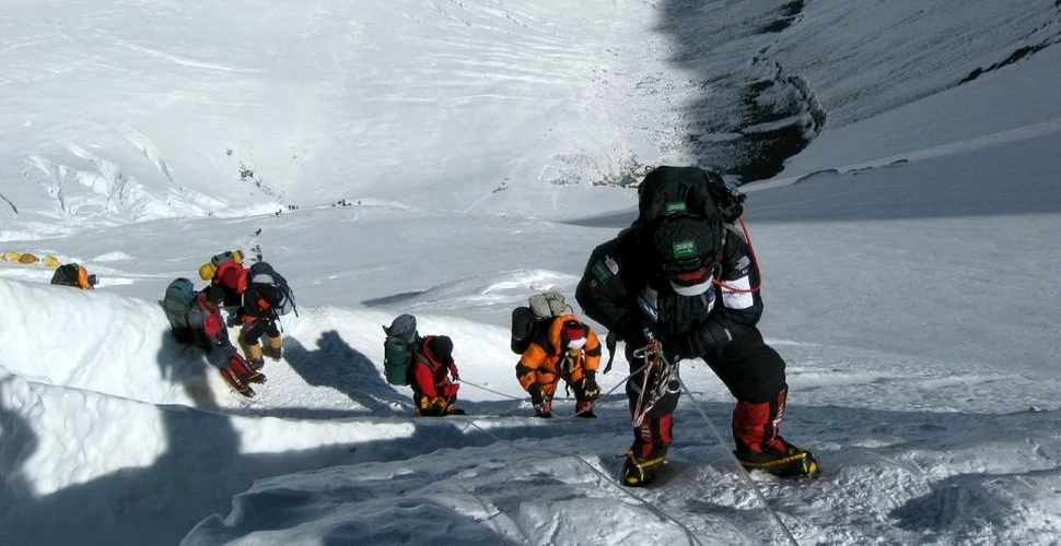 De ce se produc atât de multe decese pe Everest?
