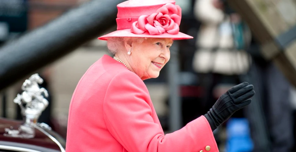 O păpușă „dolofană” care o reprezintă pe Regina Elisabeta, scoasă la licitație