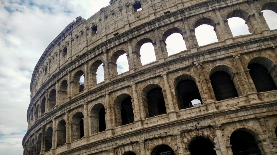 O româncă a creat o aplicaţie de realitate virtuală care plimbă turiștii prin Imperiul Roman