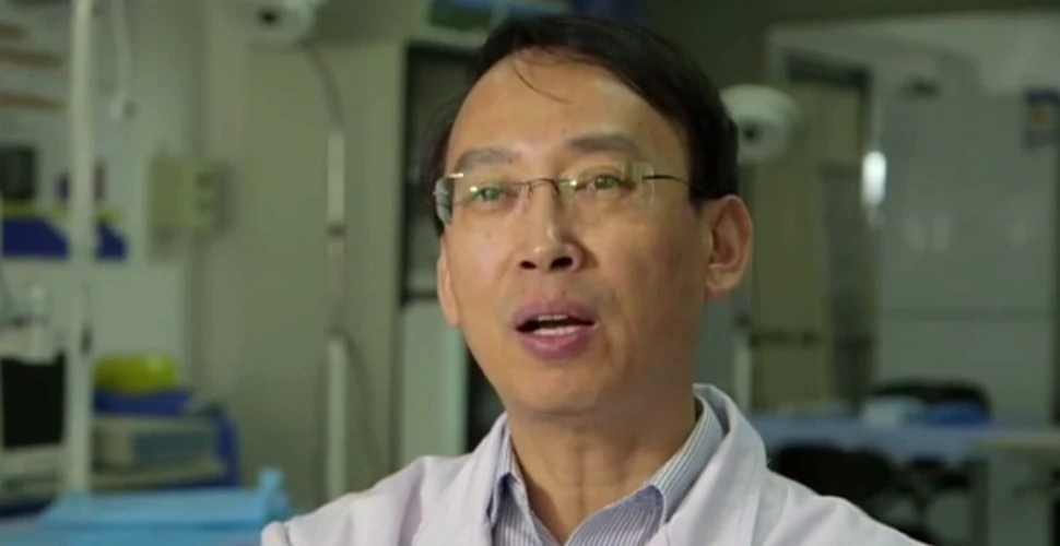 Acest bărbat susţine că a făcut peste 1.000 de transplanturi de cap – VIDEO