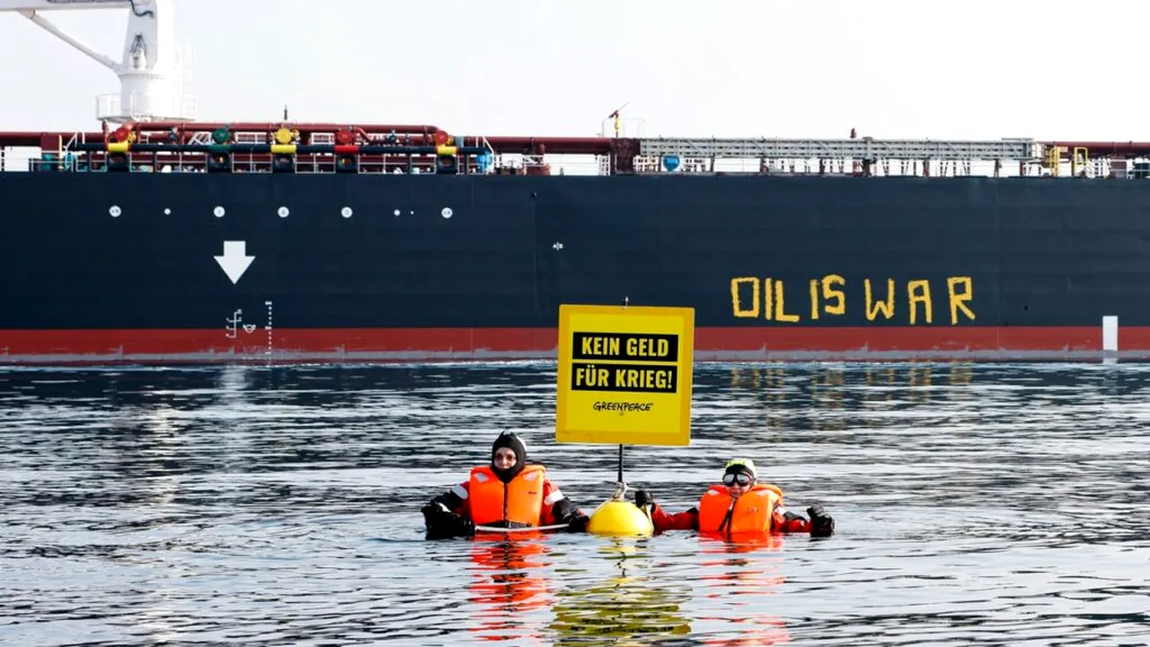 activisti-marea-baltica-petrolier-profimedia-descopera0672471193 