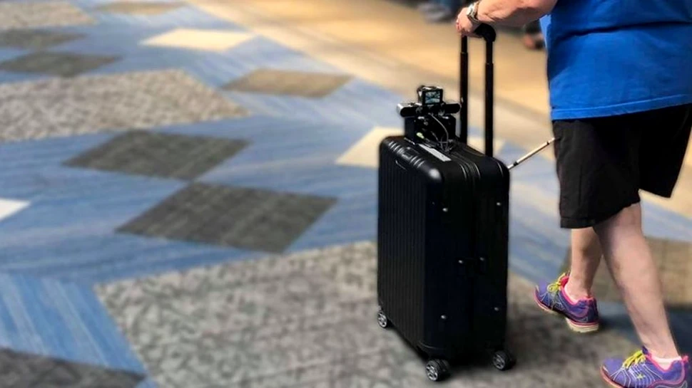 O japoneză nevăzătoare a inventat o valiză inteligentă care îi poate ajuta pe cei care nu pot vedea