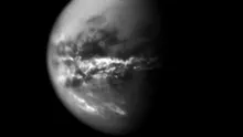 Atmosfera lui Titan, cel mai mare satelit natural al lui Saturn, se clatină în mod ciudat, au descoperit astronomii