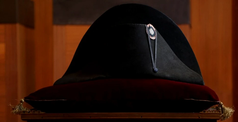 Una dintre pălăriile celebre ale lui Napoleon Bonaparte, vândută pentru o sumă record
