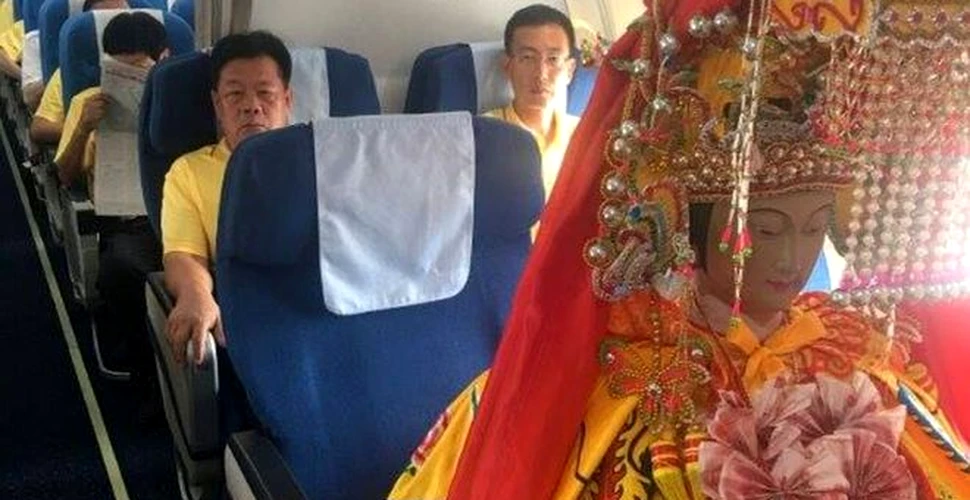 Imaginile VIRALE: Zeităţi chinezeşti zboară cu avionul, la clasa business, şi au paşapoarte speciale
