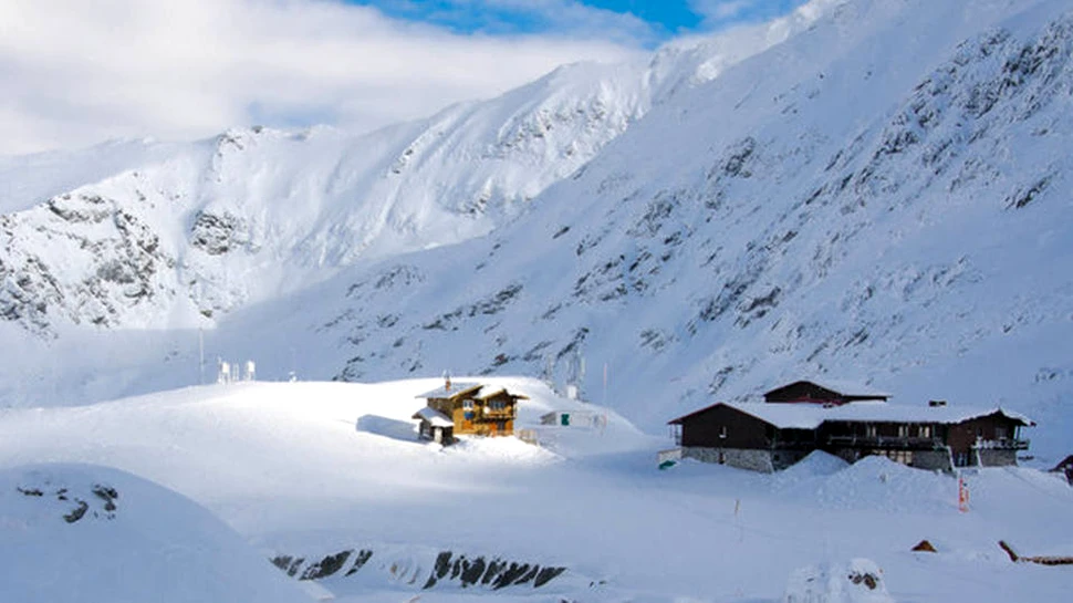 Stratul de zăpadă depăşeşte 2 metri şi jumătate pe Transfăgărăşan – GALERIE FOTO