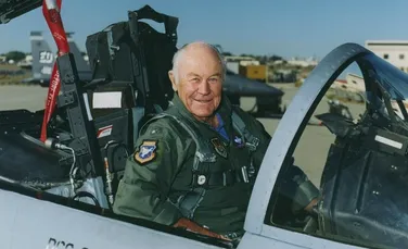 A murit pilotul Chuck Yeager, care a depăşit bariera sunetului acum 73 de ani