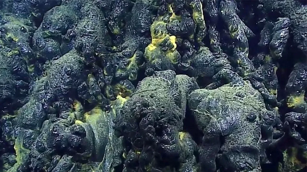 1-eruptievulcan-subacvatic-descopera-univ 