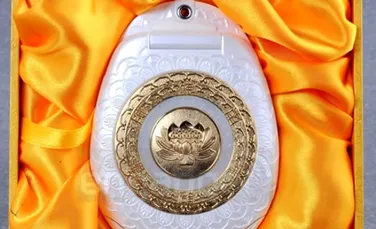 Telefonul auriu al lui Buddha – cel mai sfant gadget (FOTO)